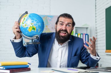 Gaddar traşsız adam. Sınıfta üniversite öğretim görevlisi. Eğitim.