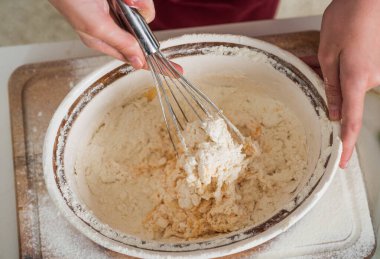 Mutfakta yemek pişirmek. Gelecekteki kariyerini seç. Neredeyse yemek hazır. Sadece sağlıklı ve organik yiyecekler