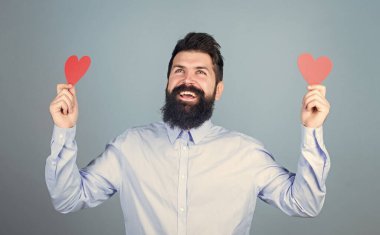 Sakallı ve bıyıklı, romantik bir adam. Sevgiyi hissetmek. Çıkma ve ilişki kavramı. Aşkta mutlu. Âşık olmak. Sevgililer günü kartı olan sakallı bir hippi. Aşkı kutla.