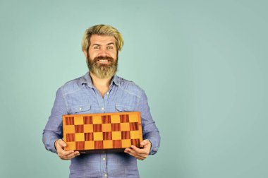 Satranç figürleri. Oyun stratejisi konsepti. Satranç dersi. Öğretmen satranç yarışması. Masa oyunu. Satranç oynayan adam. Hobi ve boş zaman. Entelektüel oyunlar. Zeki sakallı hippi. Bilişsel beceriler