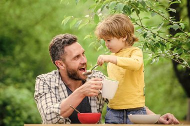 Bu senin için. Sağlıklı yemek ve diyet. Çocuklar Günü 'nde. Babalar günün kutlu olsun. Babasıyla küçük çocuk mısır gevreği yiyor. Aile yemeği zamanı. Baba oğul dışarıda yemek yiyorlar. Yaz pikniği. Sabah kahvaltısı