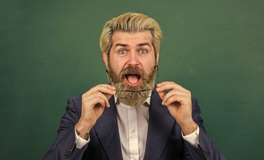 Sınıfa ilham getir. Sakallı adamlar ilham aldı. Yeşil karatahta öğretmeninden esinlendim. İlham verici bir fikir. Özel ders. Okul ve eğitim. Öğretmenlik ilham kaynağıdır.