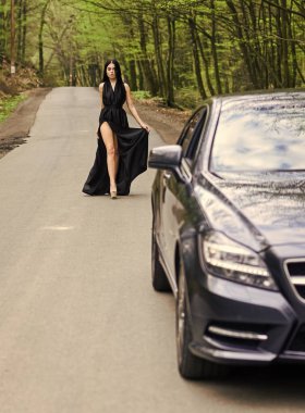 Zengin insanların yaşam tarzı. Yolculuğa başla. Lüks araba. Otomobil ve yolda güzel seksi bir kadın. Seyahat konsepti. Seyahat ve tatil. Ulaşım konsepti. Arabayla seyahat et. Otomobil servisi. Durum ve saygı