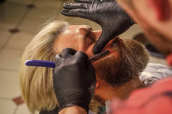 Mastered craft van het knippen van haar elke dag. Bezoek de kapper. Ik blijf in vorm. Man bij de kapper. Kapper klant. Baard bijknippen. Kapper diensten. Perfecte look. Scheren van gezichtshaar — Stockfoto