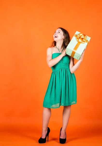 Para ti. niño lindo ir de compras. Feliz fiesta de cumpleaños. concepto de día de boxeo. hermosa chica adolescente con caja de regalo. niño sosteniendo paquete de regalo. preparación de vacaciones y celebración felicidad infantil — Foto de Stock