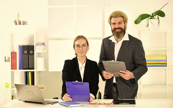 Compañeros de comunicación. Negocios exitosos. Pareja de negocios trabajando. Un par de trabajos en la oficina. Asesoría legal. Director gerente jefe hombre y mujer. Subordinación y trabajo en equipo. Informe empresarial — Foto de Stock