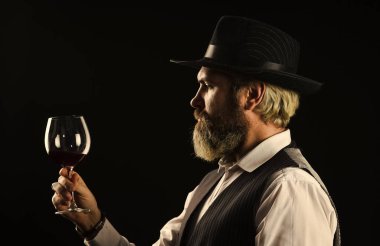 Sahte şarapları nasıl tespit edebildiğini. Tortu eski kırmızı şaraplarda bulunmalı. Sommelier içkinin değerini biliyor. Şarap servisi. Sommelier şarabın tadına bakar. Sommelier 'in sorumluluğu lezzet tercihi dahilinde.