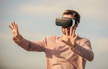 Artırılmış gerçeklik. Sanal gerçeklik. Siber uzay. Oyun online. Adam kablosuz VR gözlük takıyor. Modern teknolojiyi kullan. Mühendislik projesi. Sanal gerçeklik gözlükleri. Dijital gelecek ve yenilik