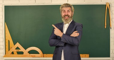 Öğretmen zor konuyu açıkla. Tebeşir tahtası önünde öğretmen. Hatırlanması gereken önemli bir bilgi. Öğrencilerin öğretmen arkadaşı. Başarın için çok önemli adımlar. Öğretmenler başarının yolunu aydınlatır