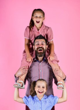 Babalar ve çocuklar birlikte vakit geçirir ve eğlenirler, babalar günü.