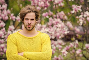 Botanik bahçesi. Yumuşak çiçekler. Hippi çiçeğin tadını çıkarır. İlkbahar konsepti. Erkek çiçekli arka plan çözüldü. Bahar güzeli. Botanik ve doğa. Tazelik ve uyanış. Adam çiçek parkında rahatlıyor.