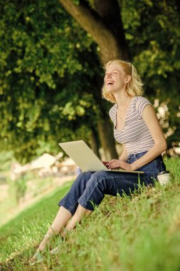 Bu yüzden çalışanlar dışarıda çalışmalı. Kız bilgisayarı dışarıda. Açık havada olmak işçileri temiz havaya ve çevresel değişimlere maruz bırakıyor. Bu da fiziksel ve duygusal açıdan sağlıklı ve mutlu kılıyor.