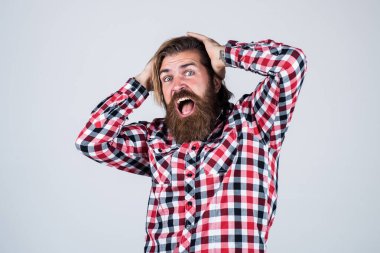Korkmuş, sakallı, sakalsız, şık saçlı, sıradan kıyafetler giyen, stresli bir adam.