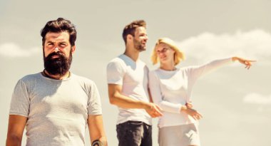 Aşk üçgeni. Sosyal bir sorun. İhanet ve boşanma. Aile psikolojisi. Kişiler arası ilişki. Anlayış ve destek. Birbirine aşık çiftler. Üçüncü adam. ilişki sorunları