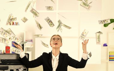 Mutluluk için para. Para akışı. Pasif gelir. Kadınlar yukarıdan para düşmesinden hoşlanırlar. Pasif gelir akışları peşin yatırım gerektirir. Gelirini artırmak için stratejiler. Başarılı bir iş.