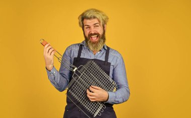 Barbeküyle ilgili şeyler. Barbekü Izgara Sokak Yemekleri. Mutlu bir ailede dışarıda yemek yemek. tatil kutlaması konsepti. Adam barbekü için yemek pişiriyor. Izgara ve barbekü. Yaz barbeküsü pişirme. komik piknik