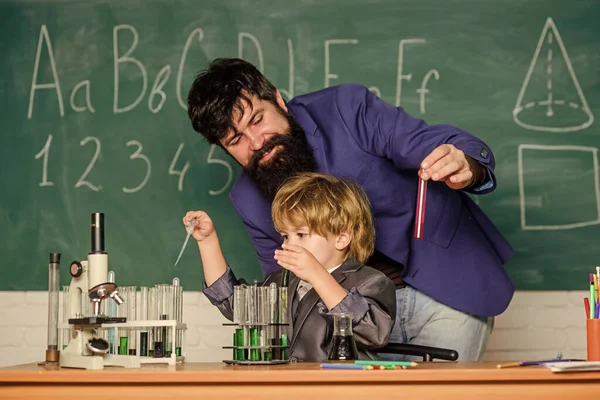 Laborversuch. Grundschule. Grundbildung. Erziehung und Bildung in der Kindheit. Schulpädagogisches Konzept. Lehrer und Kind im Klassenzimmer. Junge Schüler, die Bildung erreichen. Chemiestunde — Stockfoto