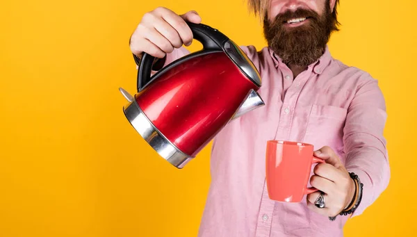 Brutal hipster caucasien avec barbe en chemise tenir bouilloire électrique, thé à boire — Photo