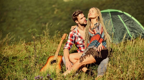 Viajes familiares. Vacaciones de verano. Novio novia guitarra cerca de tienda de campaña. Vacaciones de camping. Romance senderista. Acampar en montañas. Pareja en el amor feliz naturaleza relajante fondo. Concepto de amor — Foto de Stock