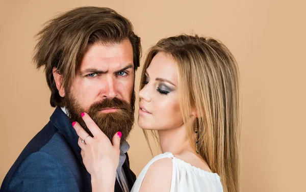 Coppia innamorata di uomo barbuto e donna sexy abbraccio, amore — Foto Stock
