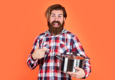 Havalı saç stili olan şık sakallı adam kareli gömlek giyer, şef.