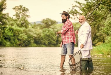 Balığa gitti. iş adamlarının hobisi. emeklilik balıkçılığı. Emekli baba ve olgun sakallı oğul. Dost oltası ve ağlı adamlar. Mutlu balıkçılar. İyi kar. Balık avlama maceraları