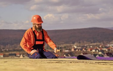 Düz çatı kurulumu. Roofer yeni çatı yapıyor. Projeler için tahmini malzeme gereksinimleri. Çatı malzemeleri yükleyin. Isı yalıtımı. Çatıda adam var. Profesyonel tamir çatısı.