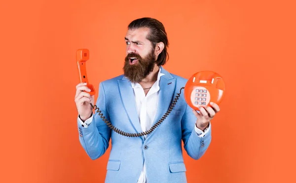 Uomo barbuto in abbigliamento formale parlare al telefono retrò. elegante uomo d'affari parla di affari. comunicazione. vero gentiluomo con i capelli curati tenere telefono vintage. bella conversazione — Foto Stock