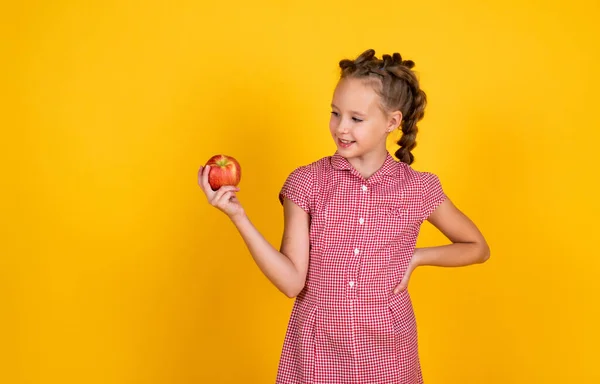 Lente in mijn hoofd. Gelukkig meisje met appels uit de tuin. Kind houdt vers fruit vast. Een kind dat rode appel eet. gezonde zomervoeding. vegetarisch dieet. vruchten bij de herfstoogst. Gezonde voeding in het najaar — Stockfoto