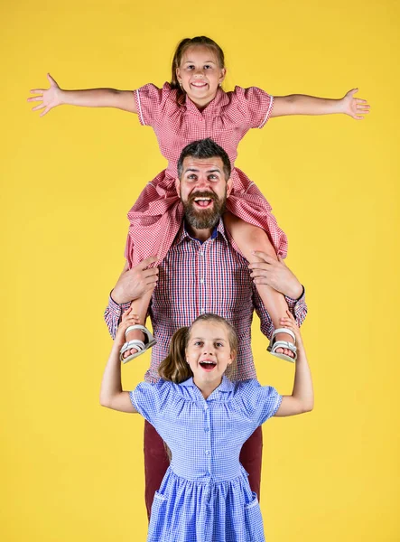 Baba ve çocuklar birlikte vakit geçirir ve eğlenirler, çocuklar günü. — Stok fotoğraf