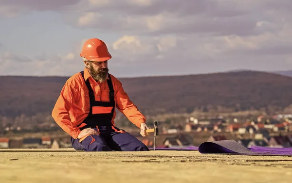 Düz çatı kurulumu. Roofer yeni çatı yapıyor. Projeler için tahmini malzeme gereksinimleri. Çatı malzemeleri yükleyin. Isı yalıtımı. Çatıda adam var. Profesyonel tamir çatısı. — Stok fotoğraf