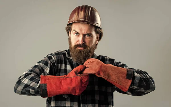 Soldado sério e confiante. Homem hipster brutal. Homem de chapéu duro. Engenheiro de luvas. trabalhador da construção usar capacete de segurança. a usar equipamento de segurança. supervisor no estaleiro — Fotografia de Stock