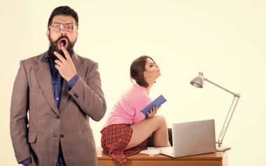 Bugün bir iş danışmanı bul. İşletme fakültesinde masa başında oturan seksi öğretmen şok oldu. Sexi koçu işini büyütmek için iş adamı çalıştırıyor. İş kursları sağlanıyor