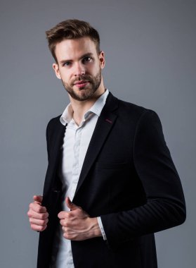 Havalı, bakımlı, sakallı, berber dükkanı olan bir erkek.