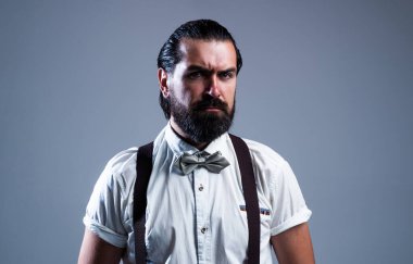 Resmi giyinmiş zarif, vahşi bir adam. Saçları bakımlı, kuaförü var.