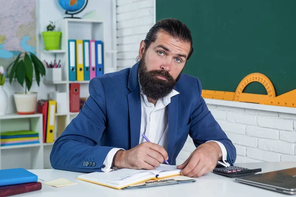 Demasiado trabajo. educación informal. estudiante masculino se sienta en el aula mientras la lección. aprobar el examen. aprender el tema. de vuelta a la escuela. Feliz día de los maestros. hombre brutal con traje de barba — Foto de Stock