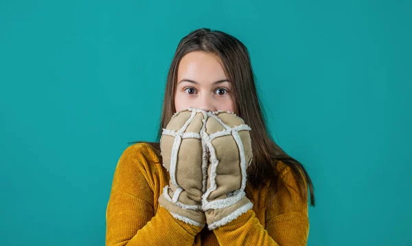 Teen dívka nosí kožešinové rukavice v zimním počasí, chladné období — Stock fotografie