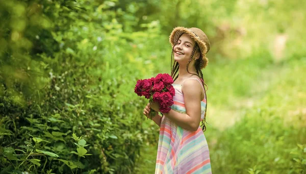 Joyful weekend. summer holiday and vacation. female beauty and fashion. childhood happiness. happy kid gather flowers. child walk in spring park or garden. small girl with summer rose bouquet — Stock Photo, Image