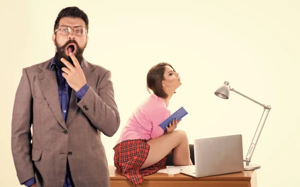 Get a business mentor today. Blurred man shocked while sexy teacher sitting on desk in business school. Sexi coach coaching businessman to grow his business. Providing business courses — Stock Photo, Image