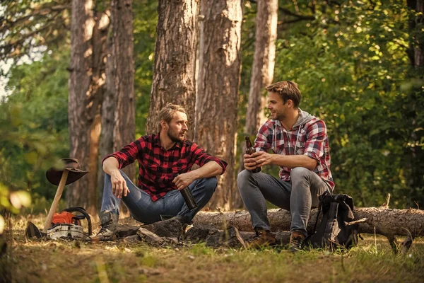 Amici che si rilassano nel parco insieme. bere birra al picnic. storia della vita da falò. passare del tempo libero insieme. campeggio di famiglia. avventura trekking. pic-nic nel campo turistico. uomini felici fratelli — Foto Stock