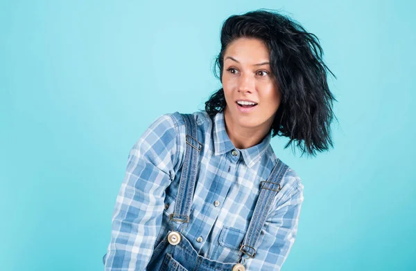 Fröhliche Dame im Hemd-Denim-Stil auf blauem Hintergrund, Schönheit — Stockfoto