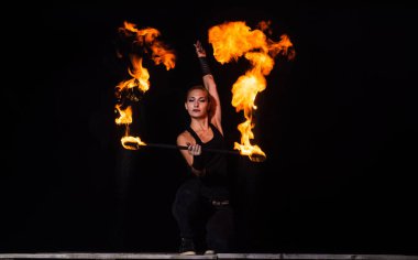 Yüksek enerjili ateş dansçısı. Şehvetli ateş dansçısı karanlıkta alevli bir değnek çeviriyor. Yangın gösterisi. Sanat sergisi. Sopa çevirme. Tatil kutlaması. Gece partisi. Dans ederek yaşamak