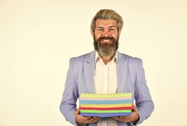 Adam bir sürü renkli sadaka taşıyor. Sunum konsepti. Pazarlama ve terfi. Baskı ve Yayıncılık Servisi. Renkli kağıda basmak. Hippi stili yaratıcı yönetmen. Belgeler yazdırılıyor