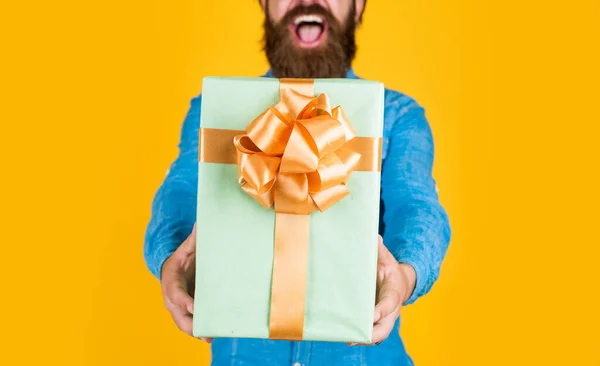 Hombre barbudo barbudo brutal celebrar regalo o regalo, fiesta — Foto de Stock