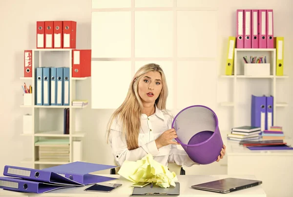 Zoek het juiste papier. Een vrouw heeft een volle prullenbak met verkreukelde papieren. Kreupele papieren. Zaken en afval. Vrouw zoekt verfrommeld papier in mand. ceo in rommelig kantoor. vuilnis in papieren container gooien — Stockfoto