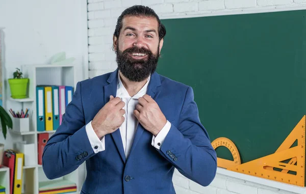 Homem com barba e bigode olhar como homem de negócios ou professor na faculdade ou na escola, moda de escritório — Fotografia de Stock