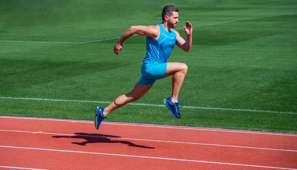 옥외 운동 선수. 건강 관리. 에너지. 근육질의 남자가 성공으로 달려 갑니다. 경기장에서 뛰고 있는 남자. 스포츠와 건강 한 생활 습관. 운동 잘 한다. 남자 운동 선수는 아침에 운동을 한다 — 스톡 사진