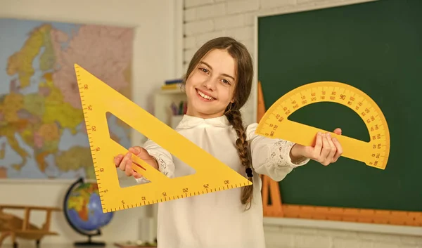 Ciências matemáticas. artigos de papelaria em horário escolar de outono. De volta à escola. educação na faculdade. atolado em geometria. Escola menina transferidor e triângulo. Instrumento de Medição. diferentes elementos escolares — Fotografia de Stock