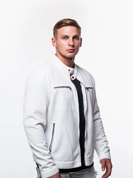 Moda modello maschile indossare streetwear moderno in stile casual isolato su bianco, alla moda — Foto Stock