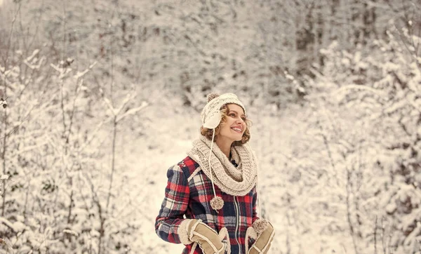 Téli divat. nő élvezni téli táj havas erdő. női téli divat. A kedvenc évszakom. Boldog időjárást. A téli szünet tökéletes. Itt a pihenés ideje. a legjobb hely a szabadság érzésére — Stock Fotó